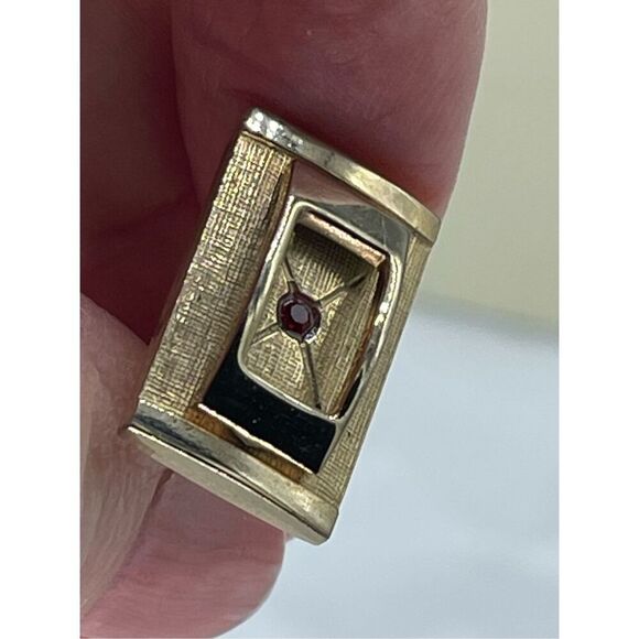 Vintage gold tone cufflinks with cut red crystals - Picture 5 of 11